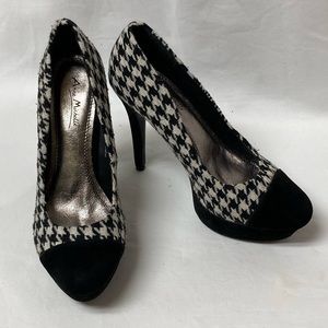 Anne Michelle Herringbone High Heels, size 7